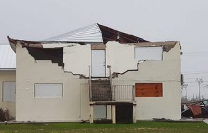 Fassade und Dach der Freeport Adventist Church in Freeport, Grand Bahama, sind zerstört.