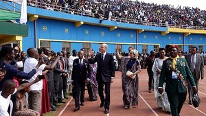 Ted Wilson mit Ehefrau Nancy (Bildmitte) am 100-Jahre-Jubiläum der Adventisten in Kigali, Ruanda