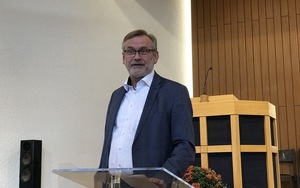 Pfarrer Christoph Sigirst beim Referat über Zwingli