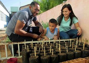 Baumpflanzaktion von Schülern in Brasilien