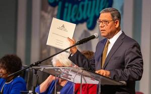 Juan Prestol-Puesán präsentiert den Finanzbericht 2018 der adventistischen Weltkirchenleitung