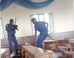 Polizisten schlagen Gottesdienstbesucherin am Boden in der adventistischen Kirche in Ngozi/Burundi