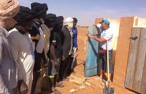 Mitarbeiter von ADRA Mauretanien schult Dorfbewohner im Umgang mit Latrinen 