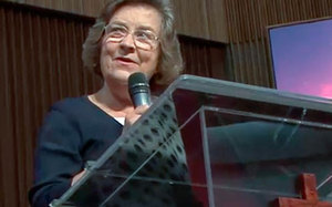 Gemeindeleiterin, Dr. Linda Becker, bittet farbige Adventisten um Vergebung 