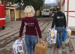 Mitarbeitende von ADRA Albanien bereiten Nothilfegüter zum Verteilen vor