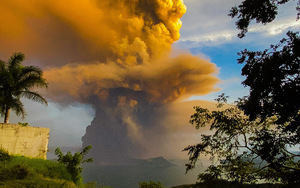 Rauch- und Aschesäule des Vulkans Taal