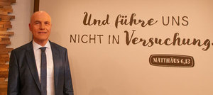 Pastor Johannes Naether mit dem Jahresmotto 2020 der Adventisten in Deutschland