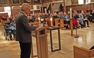 Pastor Wolfgang Dorn predigt beim Abendgottesdienst der ACK-Delegiertenkonferenz in Augsburg