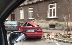 Viele Autos wurden durch herabfallendes Mauerwerk beschädigt.