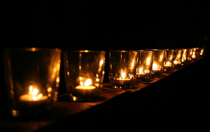 Kerzen als Zeichen der Verbundenheit, Solidarität und Hoffnung
