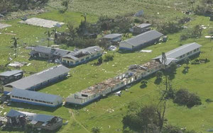 Aore Adventist Academy, Vanuatu, mit stark zerstörten Klassenzimmern
