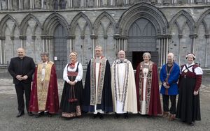 Pastor Dr. Olav Fykse Tveit (4.v.li.) mit Gratulanten vor dem Nidarosdom in Trondheim, Norwegen