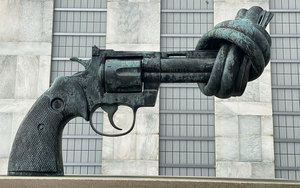 Verknotete Waffe vor dem Gebäude der Vereinten Nationen in New York/USA