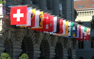 Schweiz - Nationalflagge und Kantonsflaggen