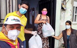 Lebensmittelabgabe an bedürftige Familien in Kolumbien