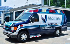 Ambulanzfahrzeug des Krankenhauses «Vista del Jardín Medical Center» in Santo Domingo