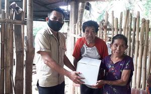 Bedürftige Menschen erhalten Kartons mit Esswaren im mexikanischen Bundesstaat Chiapas.