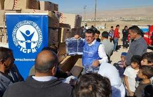 Khalil Al-Rasho, Leiter des IGFM-Arbeitsbereichs Humanitäre Hilfe Nahost, verteilt Hilfsgüter.