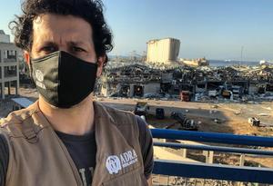ADRA Helfer zeigt mit Selfie die massiven Zerstörungen im Hafen von Beirut