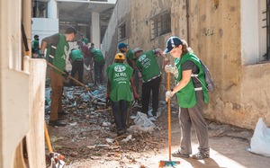 ADRA-Mitarbeitende und Freiwillige bei Aufräumarbeiten nach der Explosion in Beirut