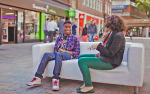«Mach mal Pause!» – Strassenaktion adventistischer Studenten mit dem Sabbat-Sofa in London