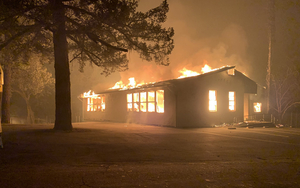 Ein Gebäude der adventistischen Grundschule in Deer Park, Kalifornien, in Vollbrand, die anderen Gebäude blieben unversehrt