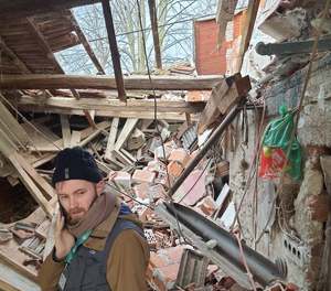 ADRA Mitarbeiter organisiert Hilfe in zerstörtem Gebäude