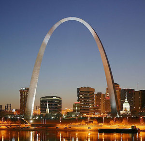 St. Louis am Mississippi River mit dem Jefferson National Expansion Memorial bei Nacht.