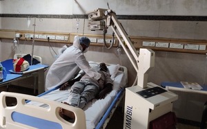 Ein Arzt im adventistischen METAS Krankenhaus in Surat untersucht einen COVID-19 Patienten