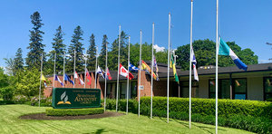 Flaggen auf halbmast vor dem Verwaltungsgebäude der kanadischen Adventisten 
