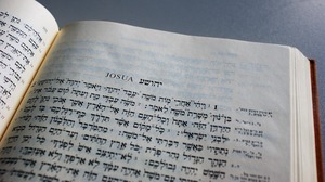 Der Grundtext des Alten Testaments wurde in Hebräisch verfasst.