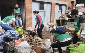 Freiwillige von ADRA Belgien beseitigen die Folgen des Hochwassers der Unwetter.