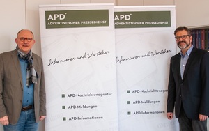 Der bisherige APD-Chefredakteur Stephan G. Brass (li.) und der neue Chefredakteur Thomas Lobitz.