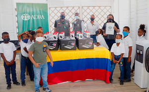 Schüler mit den neuen Laptops von ADRA Kolumbien in der Bomboná-Schule auf der Insel Providencia.