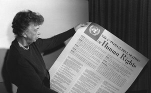 Eleanor Roosevelt, Mitverfasserin der Allgemeinen Erklärung der Menschenrechte, mit Poster der Menschenrechtserklärung, 1949.