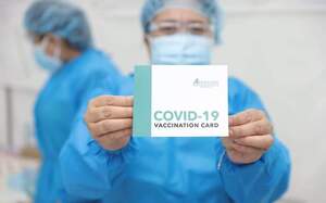 Mitarbeiter des „Adventist Medical Center Manila“ (AMCM) mit Impfkarte.