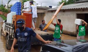 Freiwillige helfen bei einer Überschwemmung im Norden Brasiliens. 