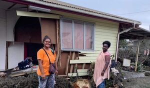 ADRA Mitarbeiterin (li.) mit der Bewohnerin des vom Tsunami beschädigten Hauses.