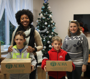 Mitarbeiterinnen von ADRA Schweiz bei der Verteilung der Pakete in einem Kinderheim in Moldawien.
