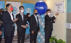 Richard Kow unterzeichnet die Gedenktafel zur offiziellen Eröffnung des Zentrums für Nuklearmedizin im Penang Adventist Hospital