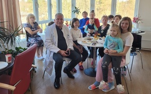 Dr. Roland Scherer, ärztlicher Direktor, begrüsst eine Grossfamilie, die aus dem Krieg in der Ukraine geflüchtet ist.