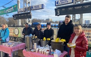 ADRA verteilt Mahlzeiten und Lebensmittel am Bahnhof der ukrainischen Hafenstadt Odessa.