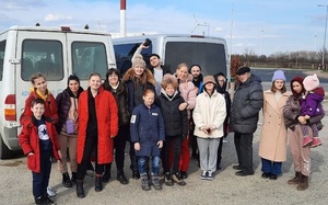 Ein Team des Schulzentrums Marienhöhe holte Flüchtlinge an der ukrainischen Grenze ab.