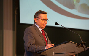 A. Stele, ein Vizepräsident der Weltkirchenleitung der Adventisten, übernimmt Vorsitz des  Aufsichtskomitees.