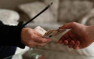Auszahlung von Bargeld durch ADRA Ukraine an bedürftige Menschen in besetzten oder Kampfgebieten.