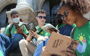 Jugendliche mit biblischen Auswahlschriften bei einer Bibelverteilaktion in Brasilien.