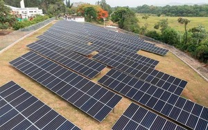 Ein Teil der Solarstromanlage auf dem Campus der adventistischen Universität (UNAD) in der Dominikanischen Republik.