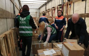 Mitarbeitende und Freiwillige von ADRA Polen laden Hilfsgüter in einen Lastwagen.