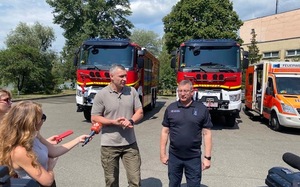 Vitali Klitschko, Bürgermeister der Stadt Kiew (li.), nimmt die beiden Feuerwehrfahrzeuge von ADRA Deutschland e.V. in Empfang. 