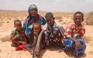 Familie in Somalia auf der Suche nach Nahrung und Wasser.